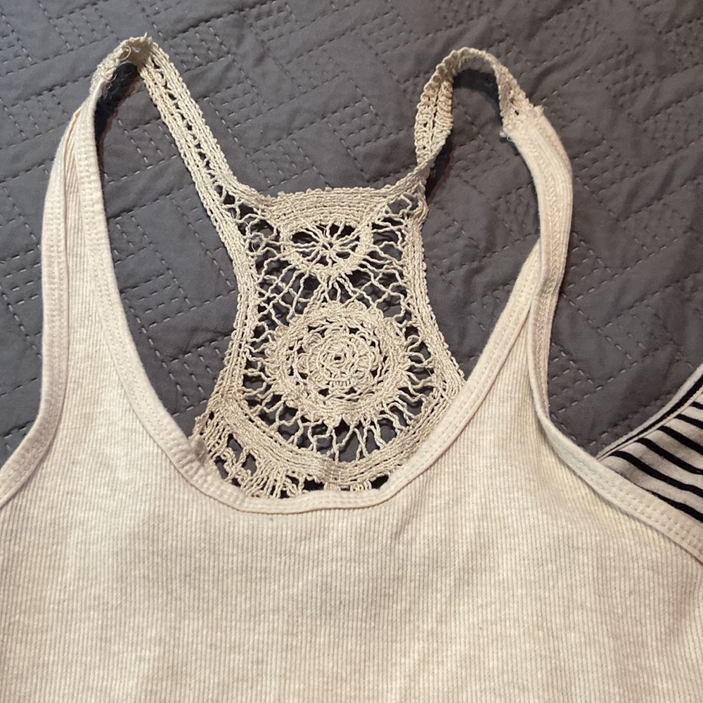 Set of 2 Women’s Tank Tops - Picture 2 of 7